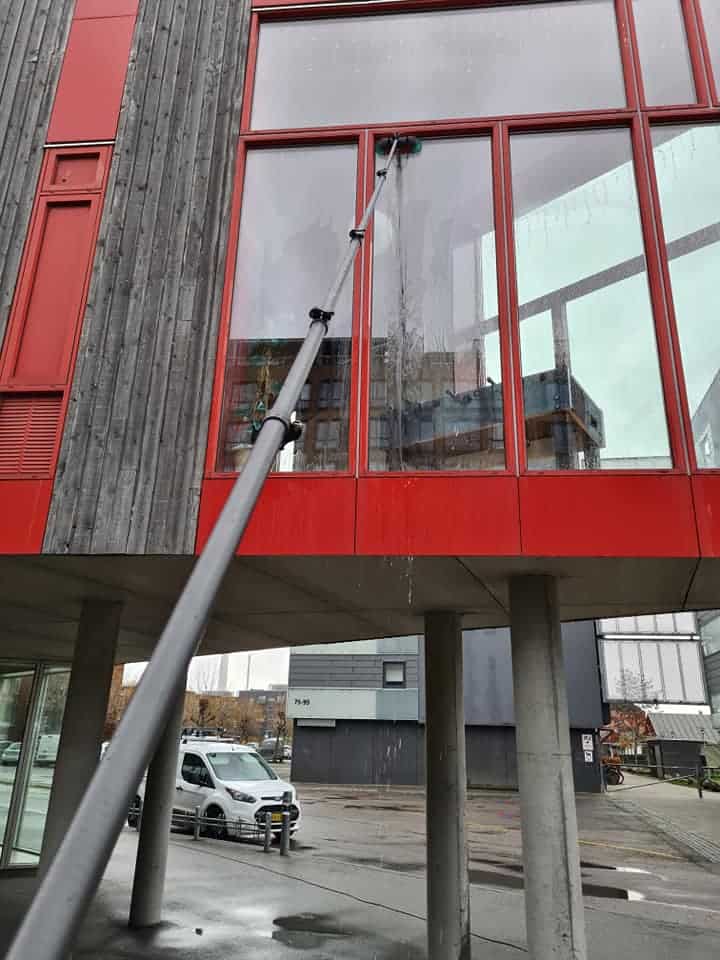 Pudsning af vinduer i alle højder